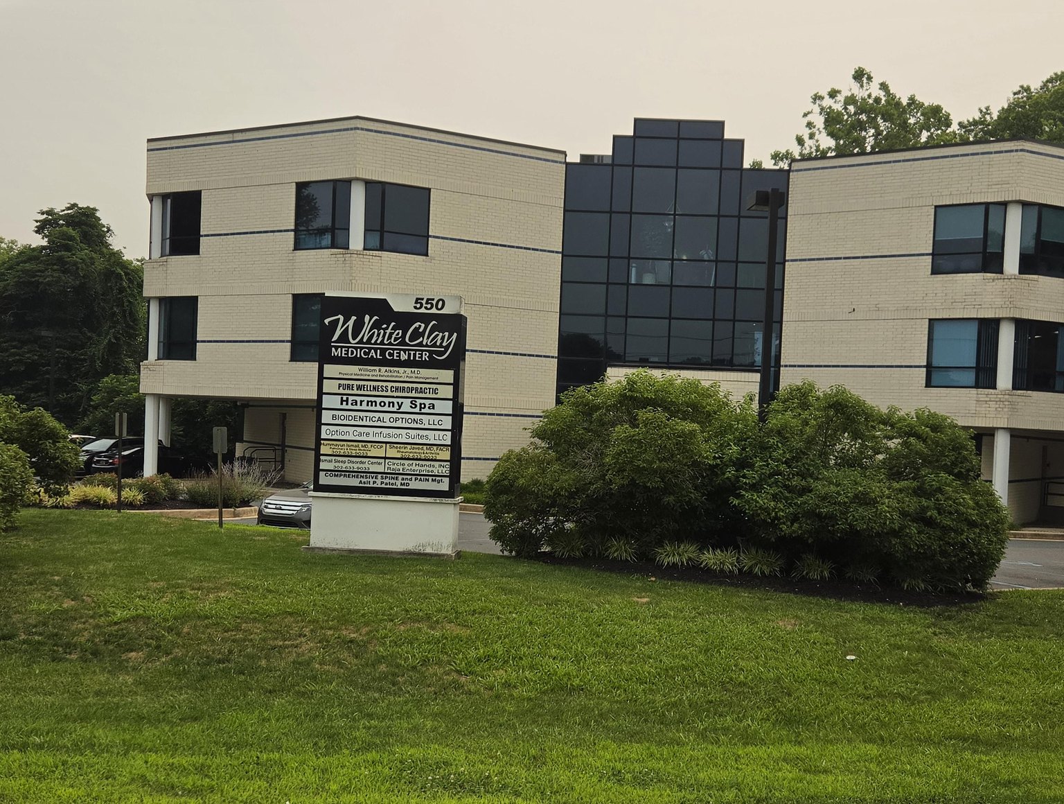 The 550 White Clay Medical Center sign, listing Bioidentical Options, LLC, in front of the building